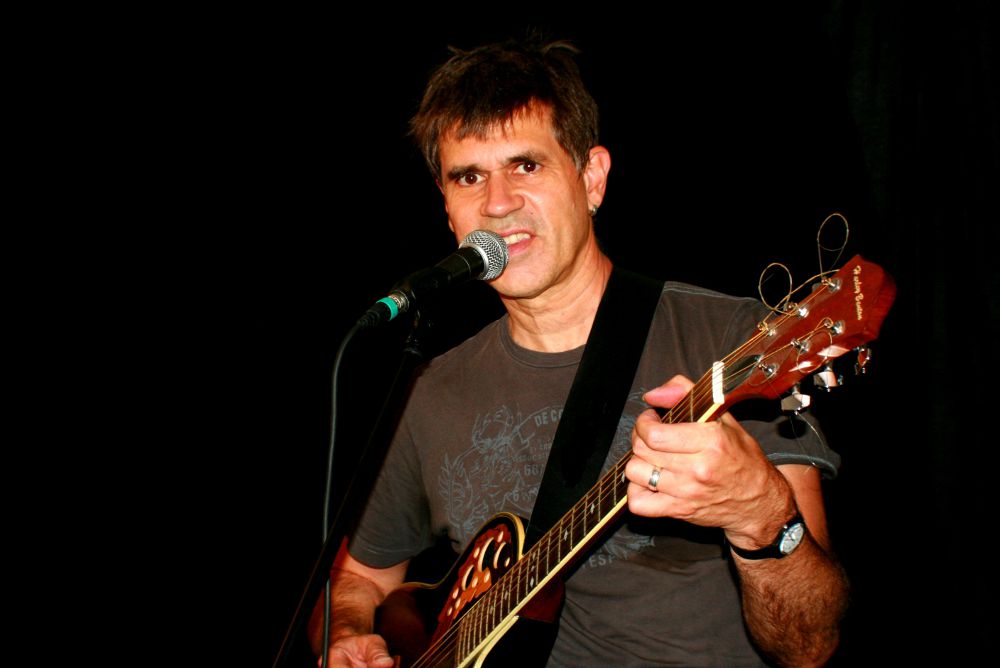 Jo Oliver with guitar (www.jooliver.net) Soul-Rock